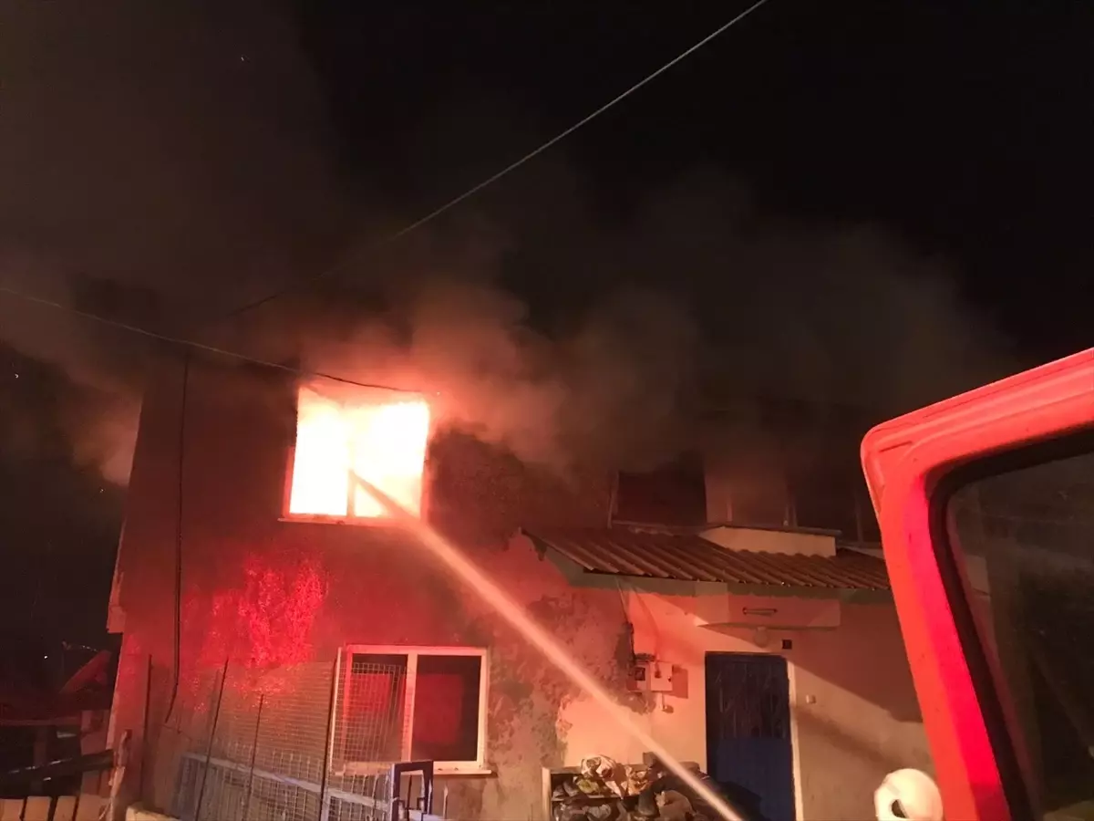 Boyabat'ta çıkan yangında bir evde hasar oluştu