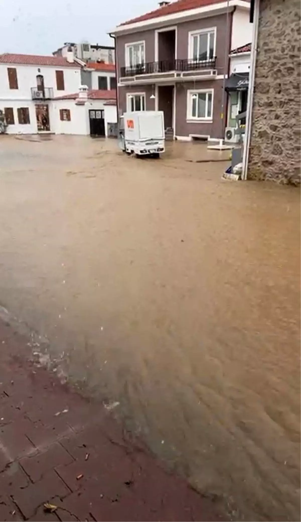 Bozcaada'da sokaklar göle döndü