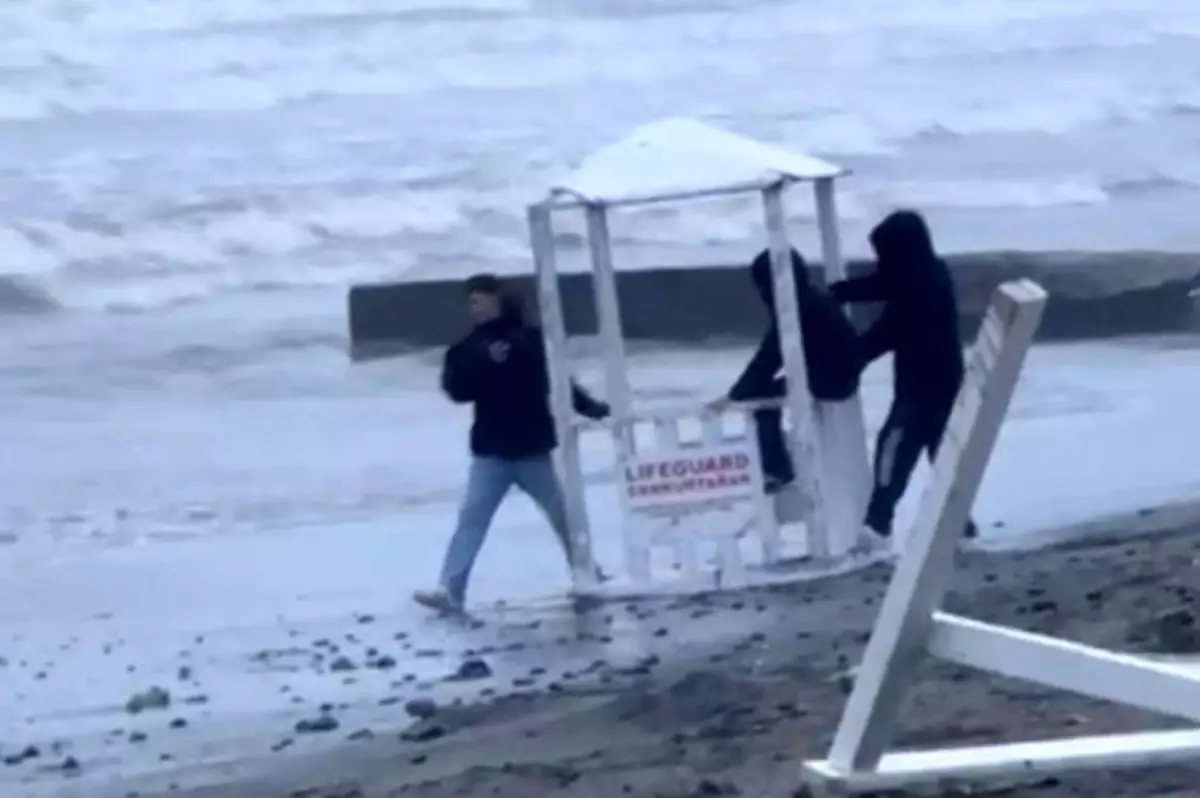 Cankurtaran kulübesini denize atmak isteyen 3 çocuğa polis müdahalesi