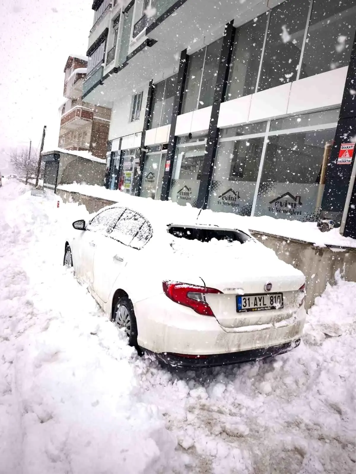 Çatıda çözülen kar kütlesi otomobilin üzerine düştü