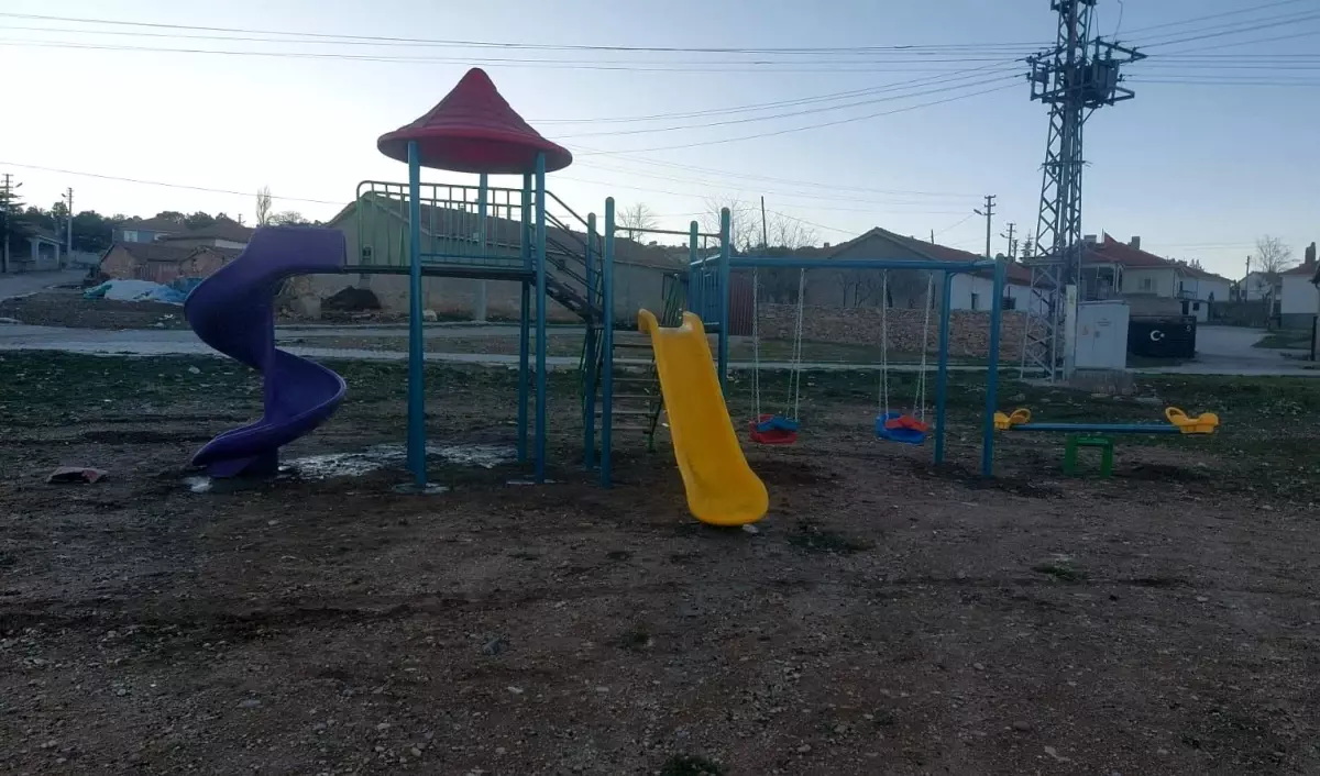 Çocukların okula oyun parkı talebi yerine getirildi