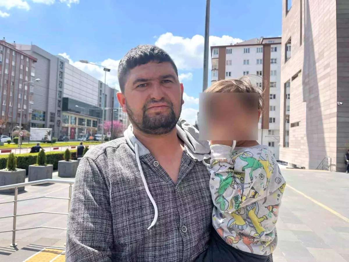 Çocuklarının birinin elinde sigara, diğerinde alkol şişesi olan anne beraat etti