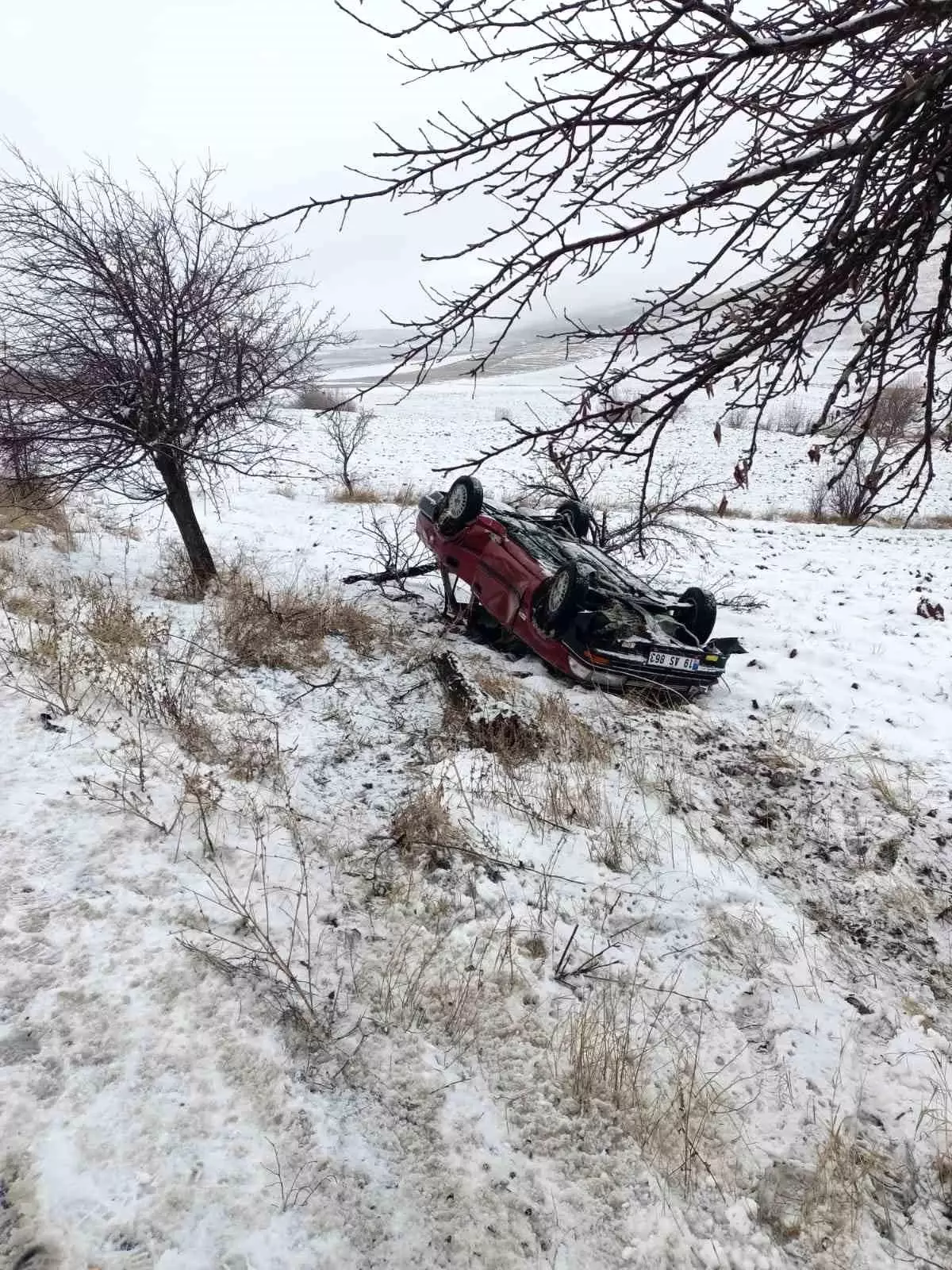 Çorum'da ağaca çarpan otomobil takla attı: 4 yaralı