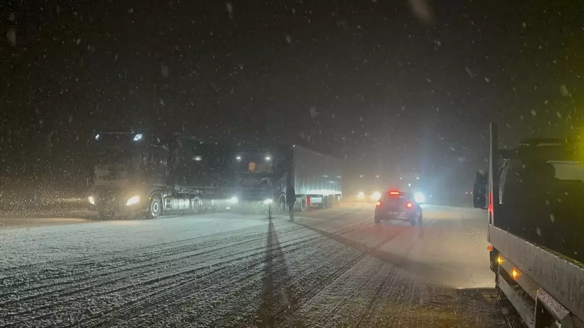 Çorum'da kar yağışı nedeniyle ulaşım aksadı