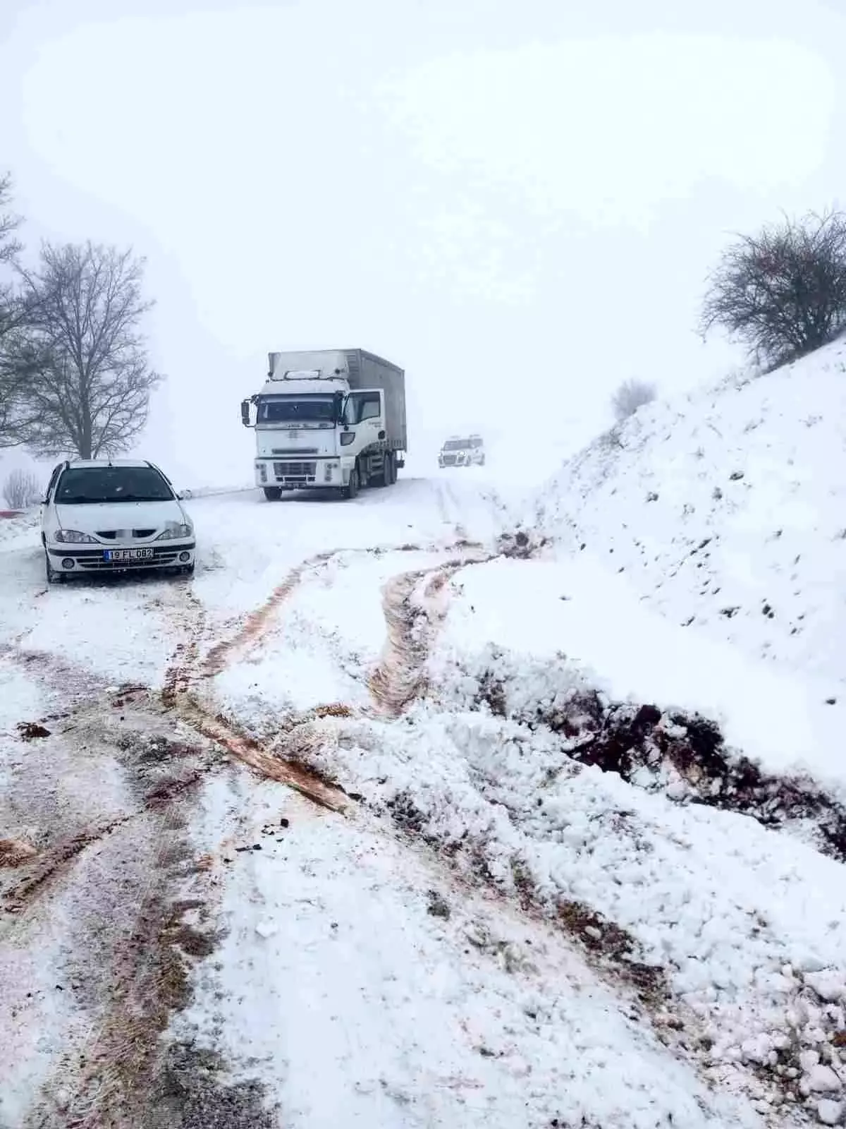 Çorum'da mahsur kalan araçlar için ekipler seferber oldu