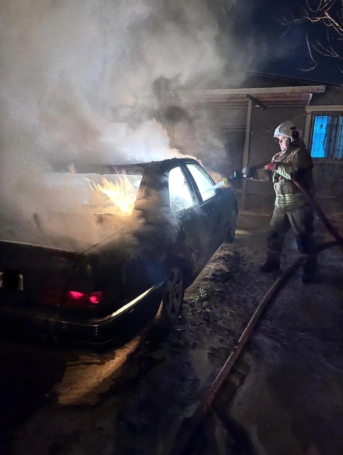 Defne'de otomobil alevlere teslim oldu