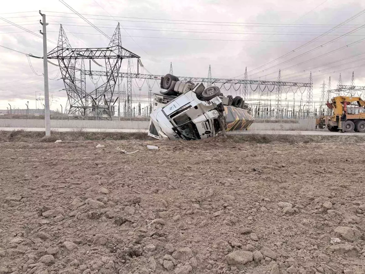 Devrilen tır karayolunu ulaşıma kapattı