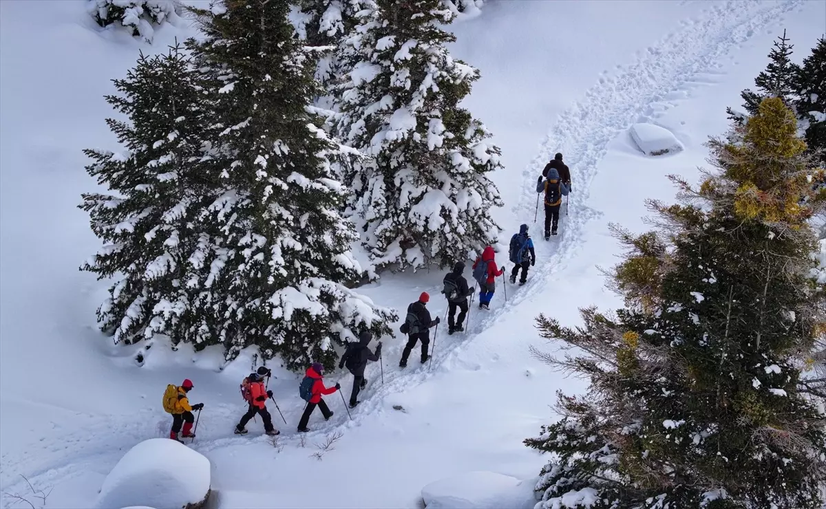 Doğa sporcuları Aladağlar'ın karla kaplı eteklerinde sınırlarını zorluyor