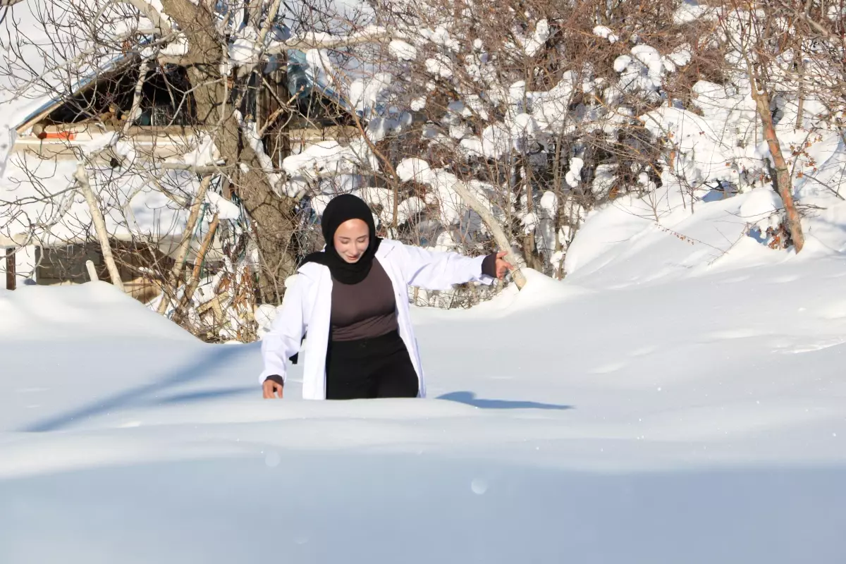Ebe Aysel, 1,5 metre karda yürüyerek sağlık hizmeti veriyor