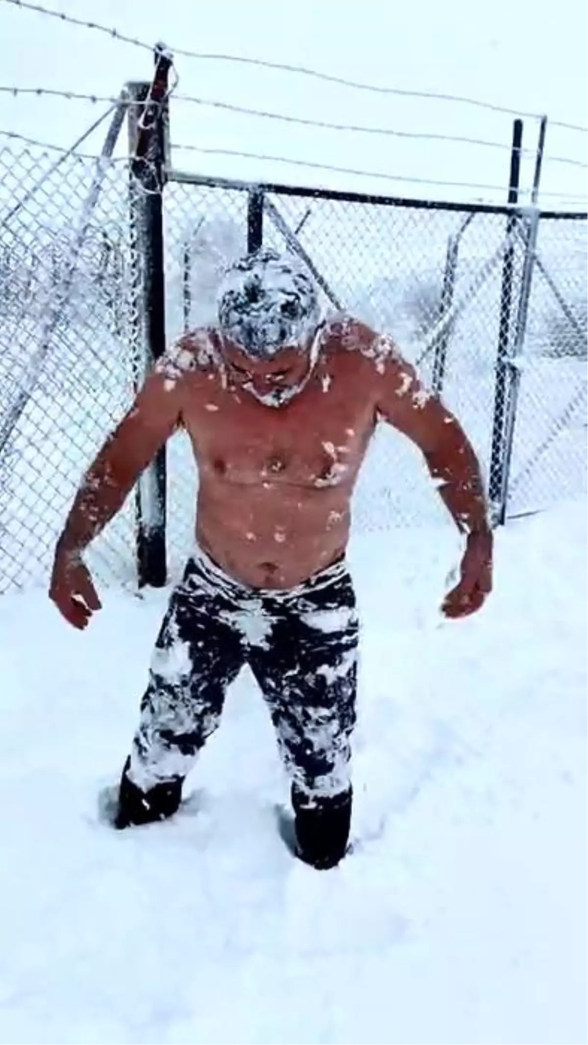 Eksi 15 derecede kar banyosu yaptı