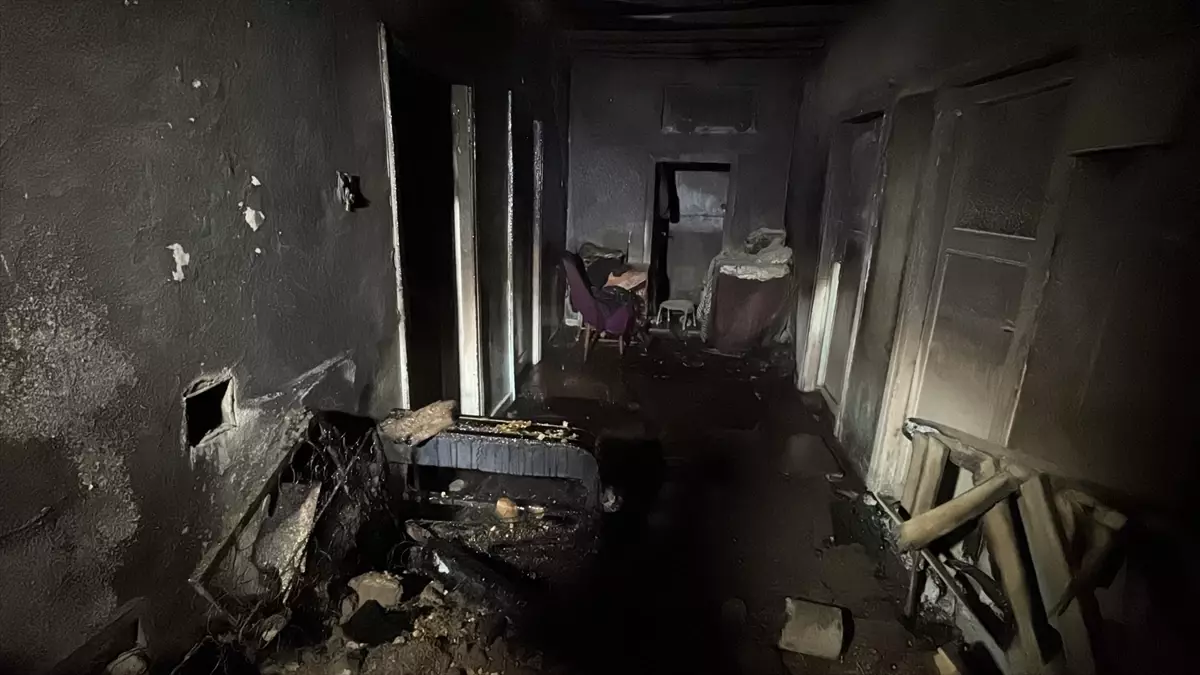 Elazığ'da müstakil evdeki yangında dumandan etkilenen engelli kız çocuğu öldü