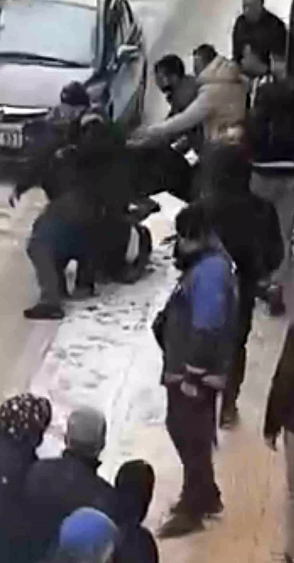 Elazığ'da sokak ortasında tekme tokat kavga: O anlar kamerada