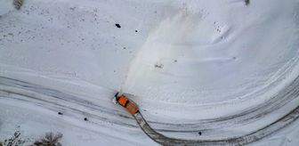 Erzurum'da ekipler yolları açık tutabilmek için dondurucu soğukla mücadele ediyor