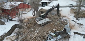 Erzurum'da suça zemin hazırlayan metruk binaların yıkımı sürüyor