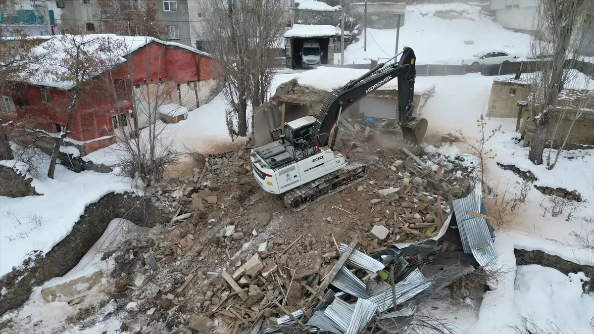 Erzurum'da suça zemin hazırlayan metruk binaların yıkımı sürüyor