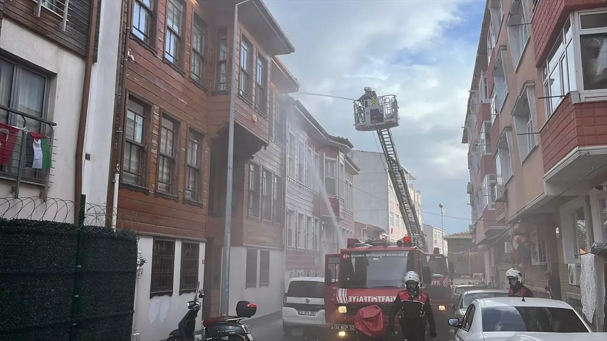 Fatih'te tarihi ahşap binada çıkan yangın söndürüldü