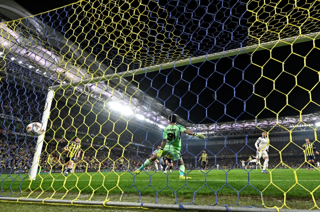 Fenerbahçe, Aston Villa'ya tek golle kaybederek ilk 8 umutlarını mucizelere bıraktı Fenerbahçe, Aston Villa'ya tek golle kaybederek ilk 8 umutlarını mucizelere bıraktı