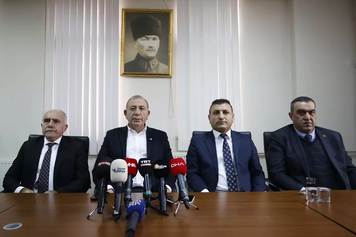 Gürsel Tekin'den CHP'den ihraç istemiyle disipline sevk edilen Yazıhan Belediye Başkanı'na destek ziyareti...