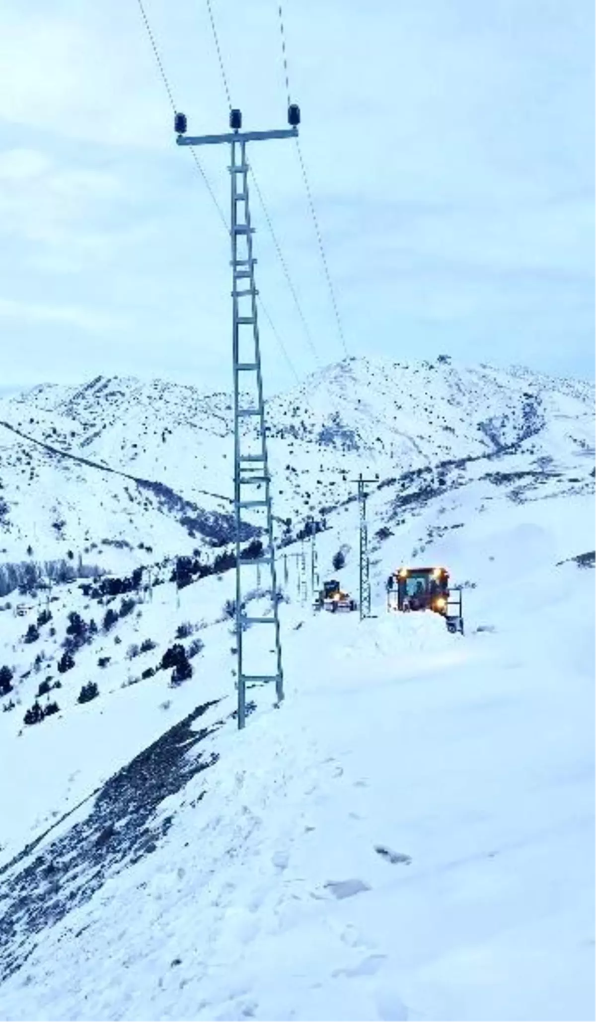 Hasta kadın köyde mahsur kaldı: 5 saatlik çalışmayla kapalı yol açıldı
