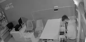 Iğdır'da iş yerinden 30 saniyede cep telefonu hırsızlığı güvenlik kamerasında