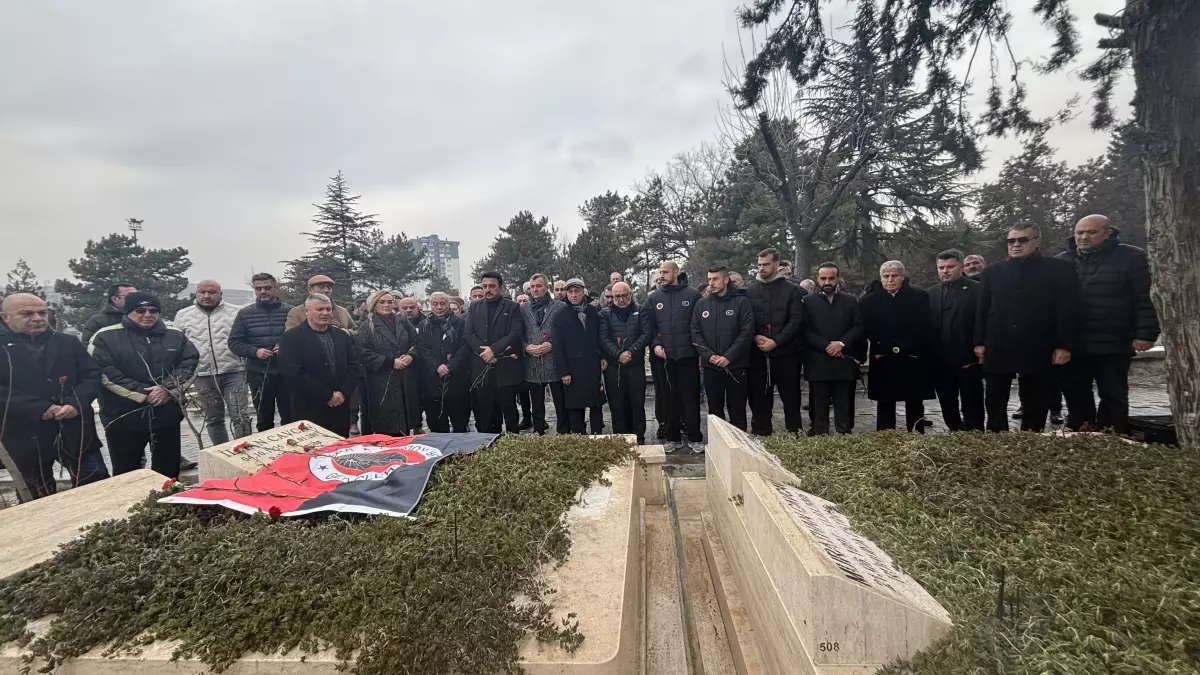 İlhan Cavcav, vefatının 9'uncu yıl dönümünde kabri başında anıldı