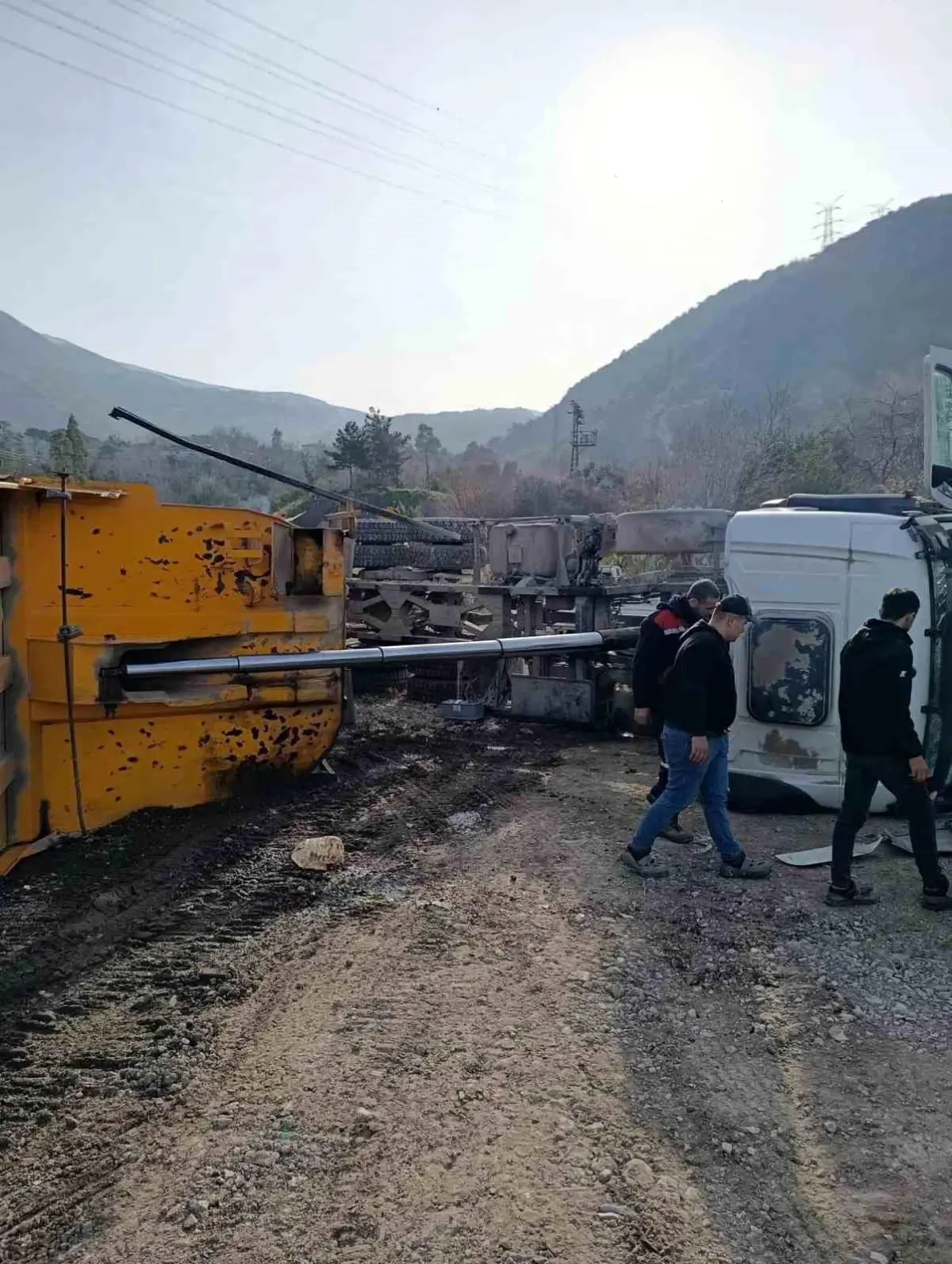 İskenderun'da devrilen hafriyat kamyonunun sürücüsü yaralandı