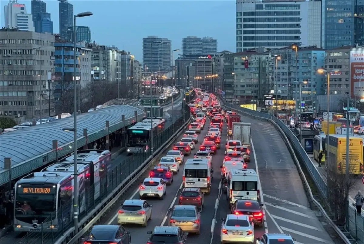 İstanbul'da akşam saatlerinde trafik yoğunluğu yüzde 83'e çıktı