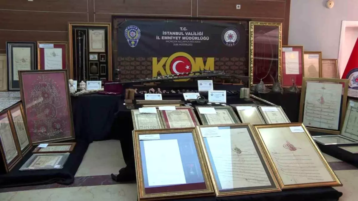 İstanbul'da tarihi eser kaçakçılığına darbe: Osmanlı Dönemine ait kalkan ve miğfer grubu ve binlerce eser ...
