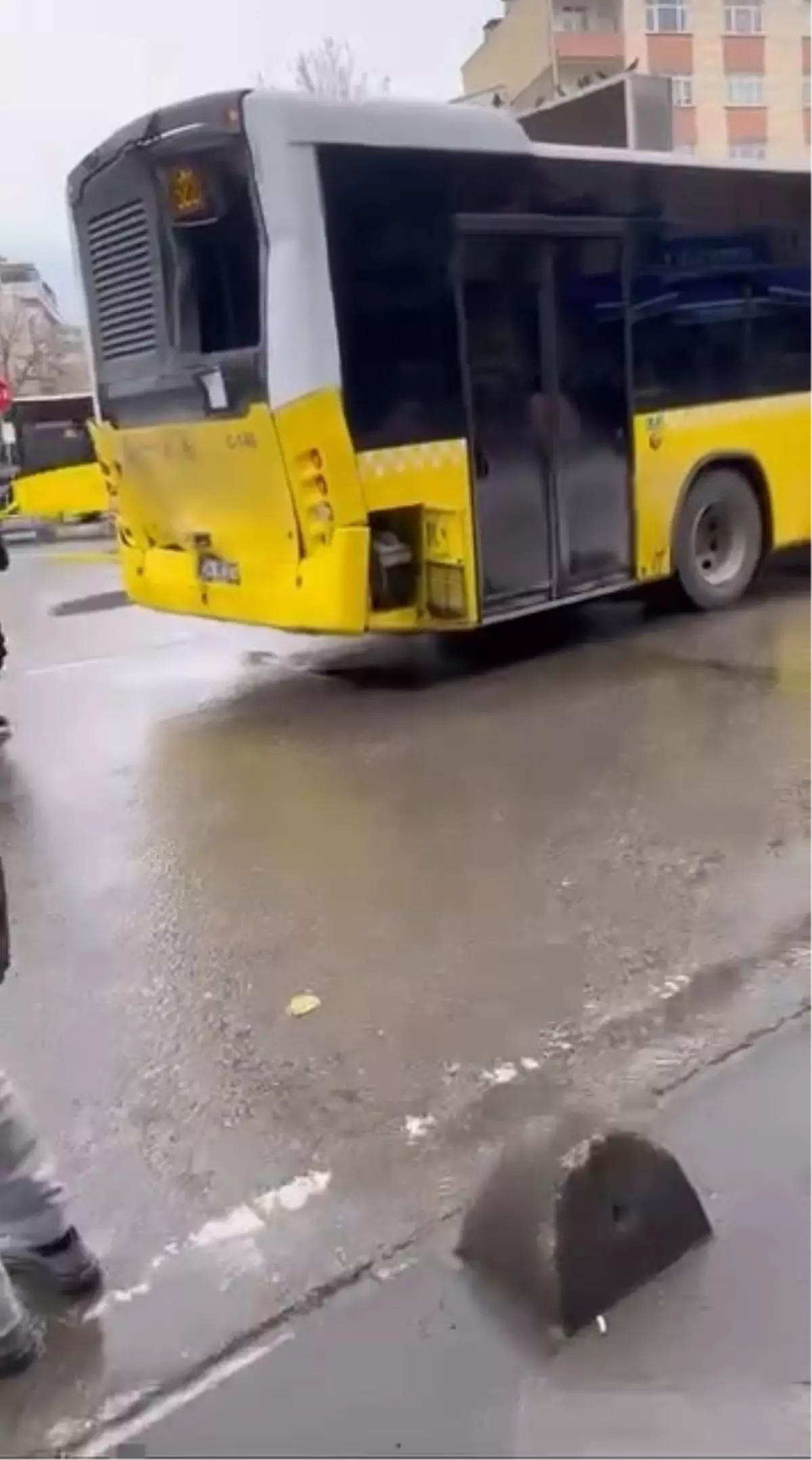 Sancaktepe'de İki İETT Otobüsü Çarpıştı: Yaralılar Var