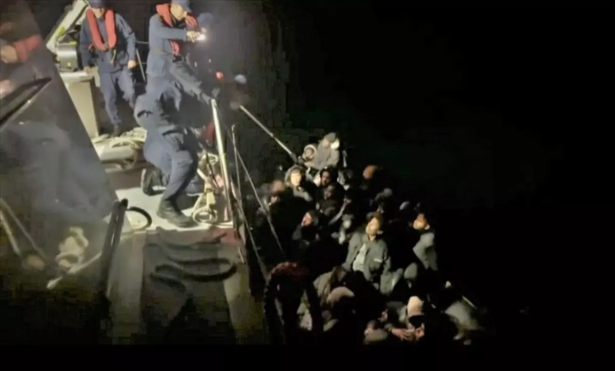 İzmir açıklarında 43 düzensiz göçmen yakalandı