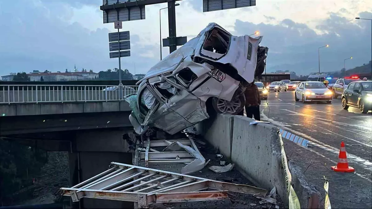 İzmir'de freni boşalan kamyon dehşet saçtı: 3 yaralı