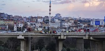 İzmir'de hafif ticari araca çarpan iş makinesi yüklü tırın viyadükten düşmesi sonucu 3 kişi yaralandı