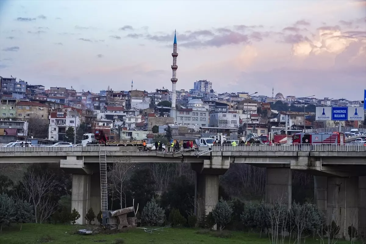 İzmir'de hafif ticari araca çarpan iş makinesi yüklü tırın viyadükten düşmesi sonucu 3 kişi yaralandı