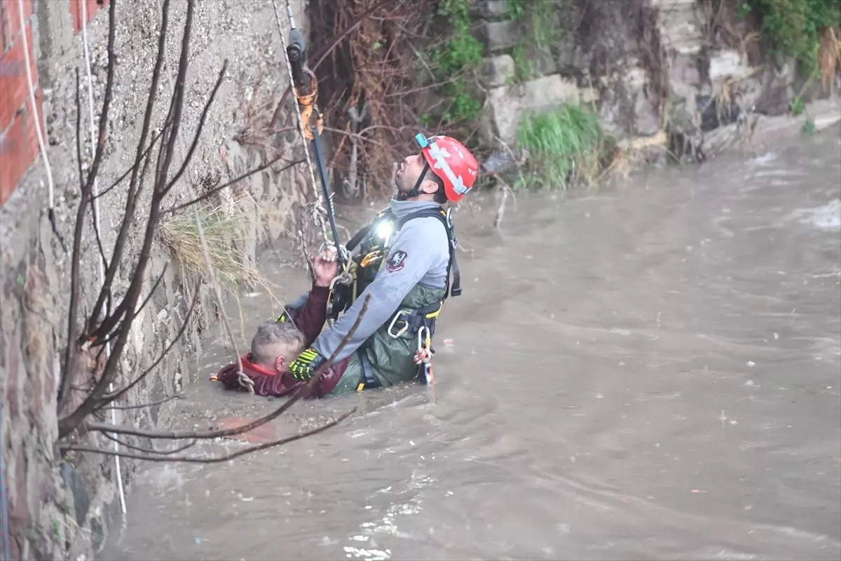 İzmir'de sağanak etkili oluyor