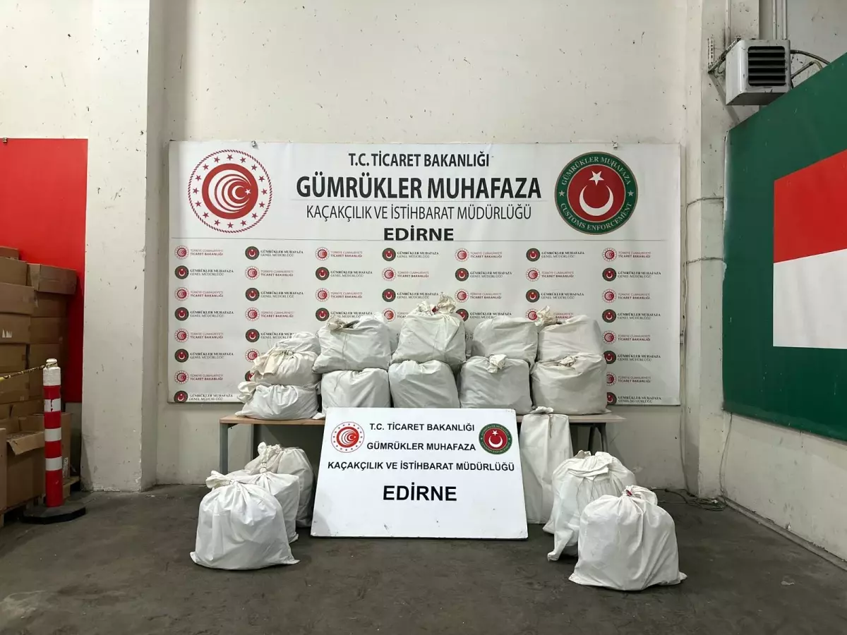 Kapıkule'de 2 otomobilde 20 kilo 812 gram esrar ele geçirildi