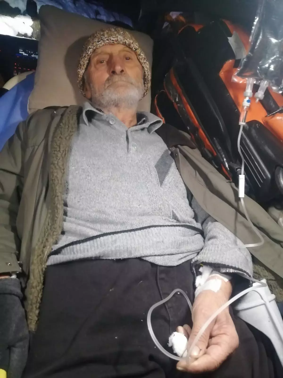 Kar köy yolunu kapattı, sınır protokolüyle Gürcistan üzerinden hastaneye ulaştırıldı