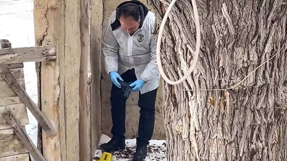 Karaman'da polisten kaçarken metruk eve tabanca atan 2 şüpheli yakalandı