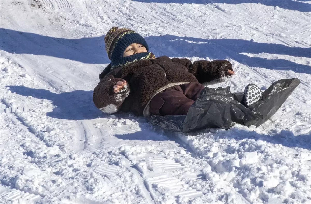 Kars'ta çocuklar yarıyıl tatilinde kızaklarla kayarak eğleniyor
