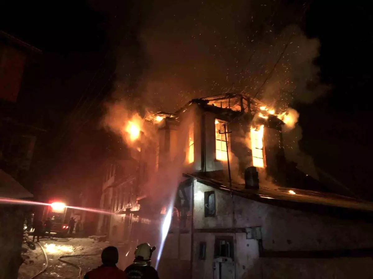 Kastamonu'da üç katlı tarihi konak yangında küle döndü