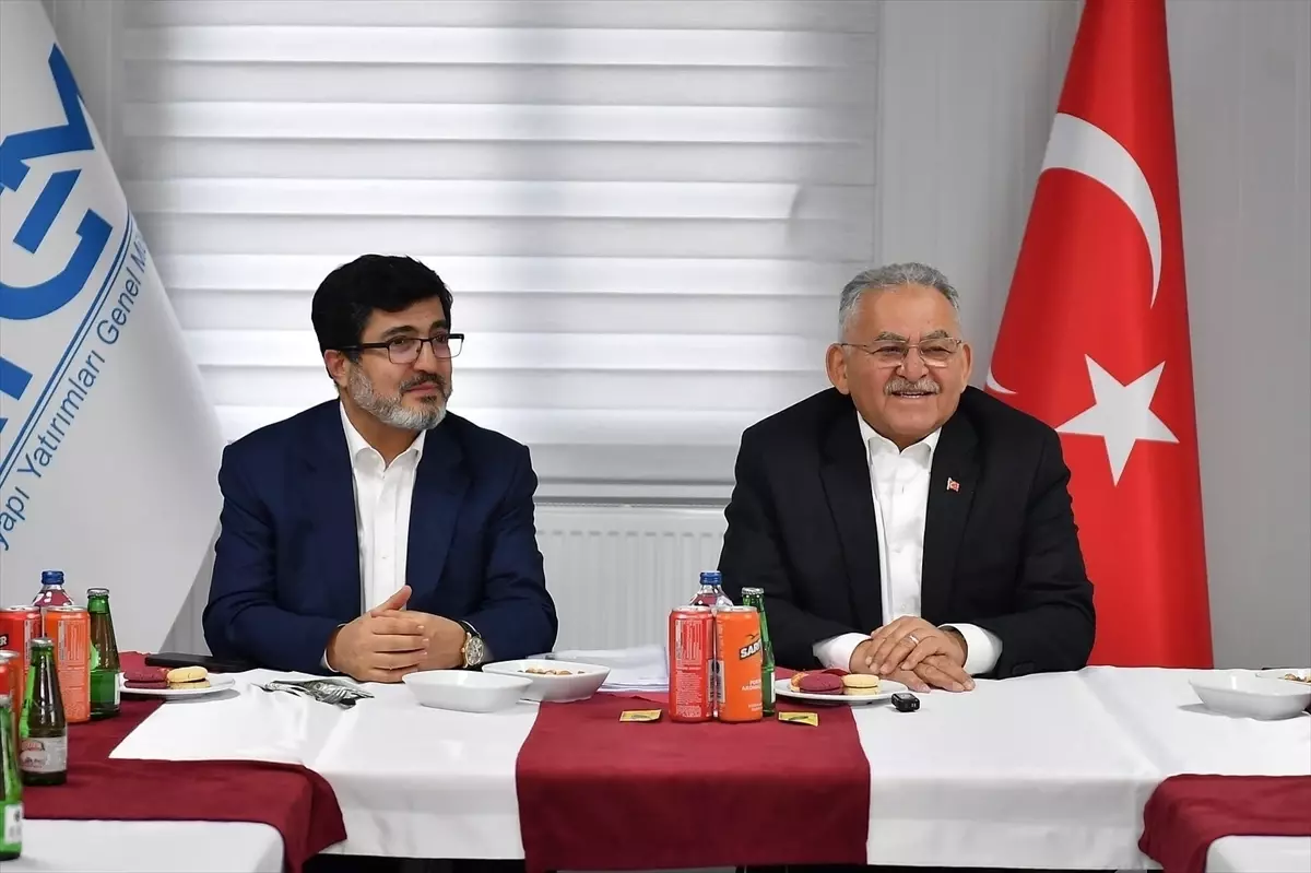 Kayseri'de tarihi Kapalı Çarşı esnafı, AA'nın "Yılın Kareleri" oylamasına katıldı