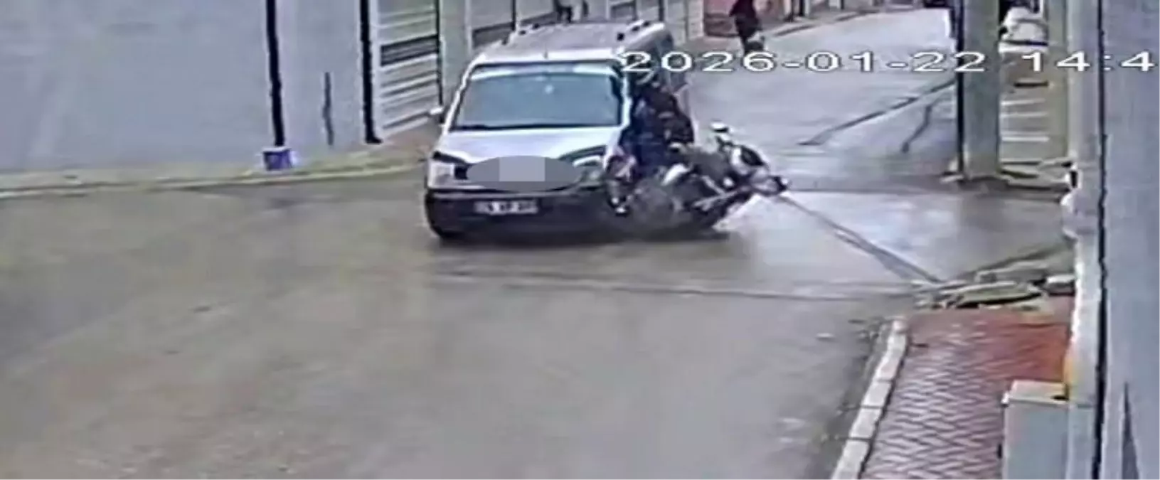 Kazada genç kurye ağır yaralandı