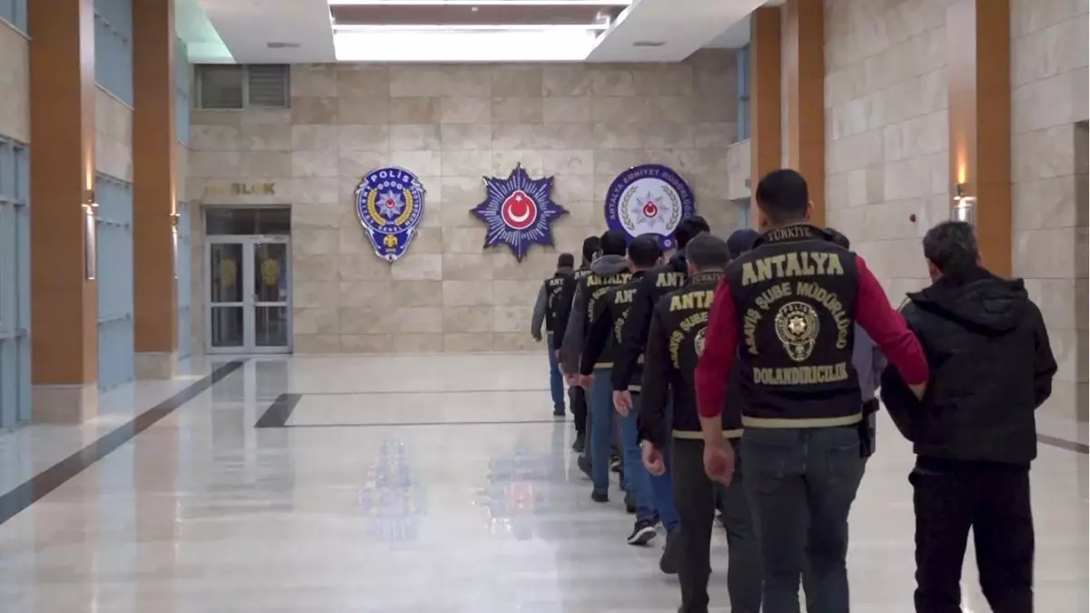 Kendilerini polis ve savcı olarak tanıtıp 16 milyon liralık vurgun yaptılar