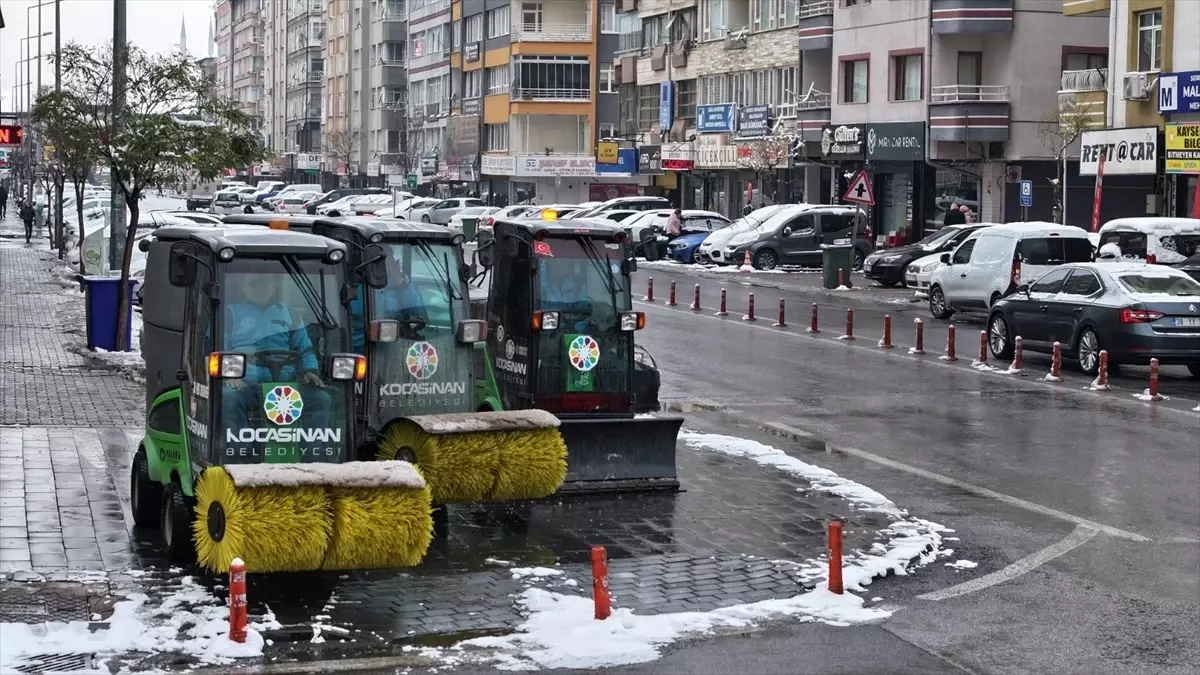 Kocasinan Belediyesi ekipleri, karla mücadele çalışmalarını sürdürüyor