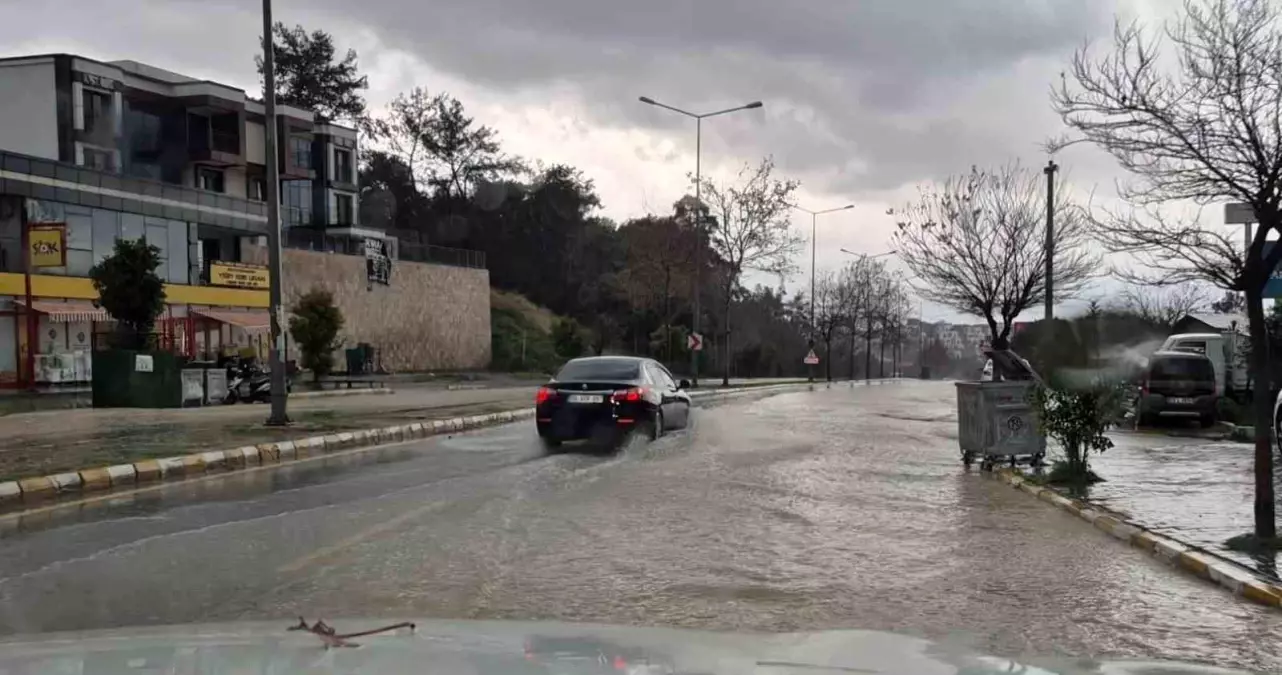 Kuşadası 30 dakikada yağışa teslim oldu, araçlar sele kapıldı