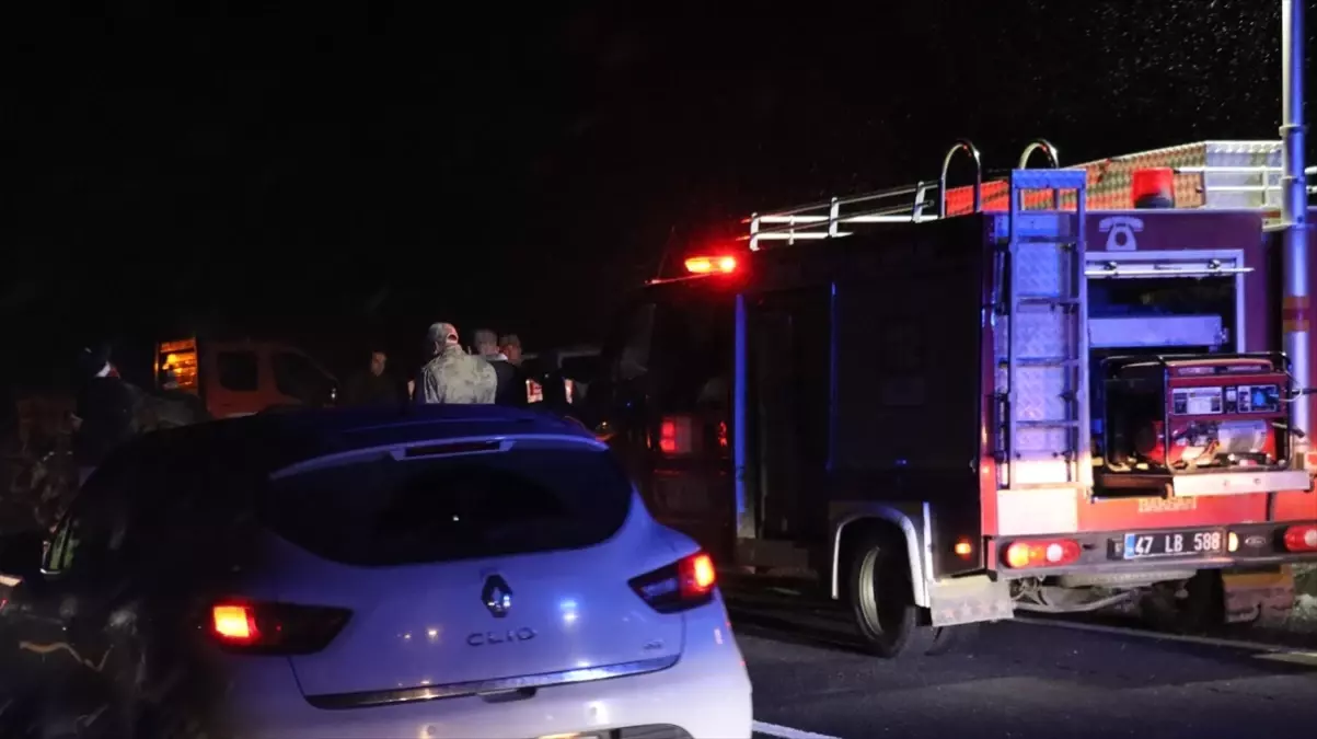 Mardin'de otomobil ile hafif ticari aracın çarpıştığı kazada 3 kişi öldü, 2 kişi yaralandı
