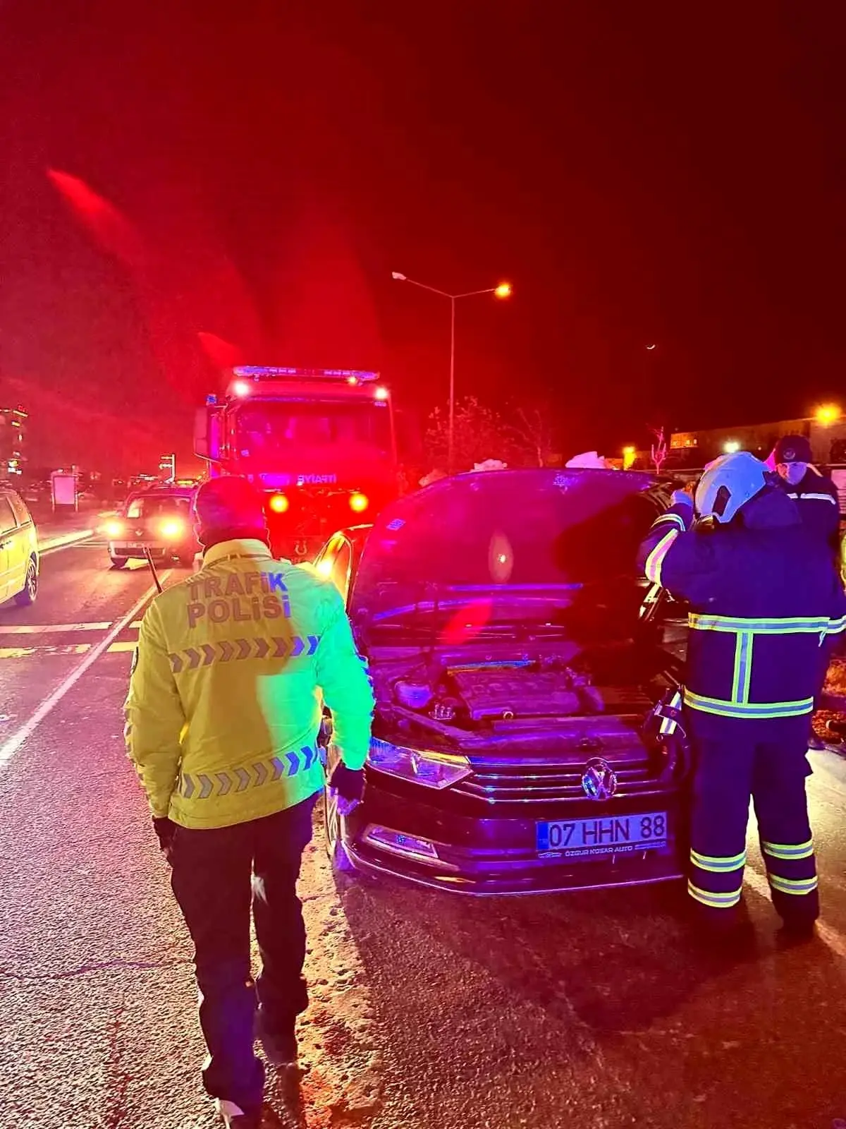 Mardin'de seyir halindeki otomobil alev aldı