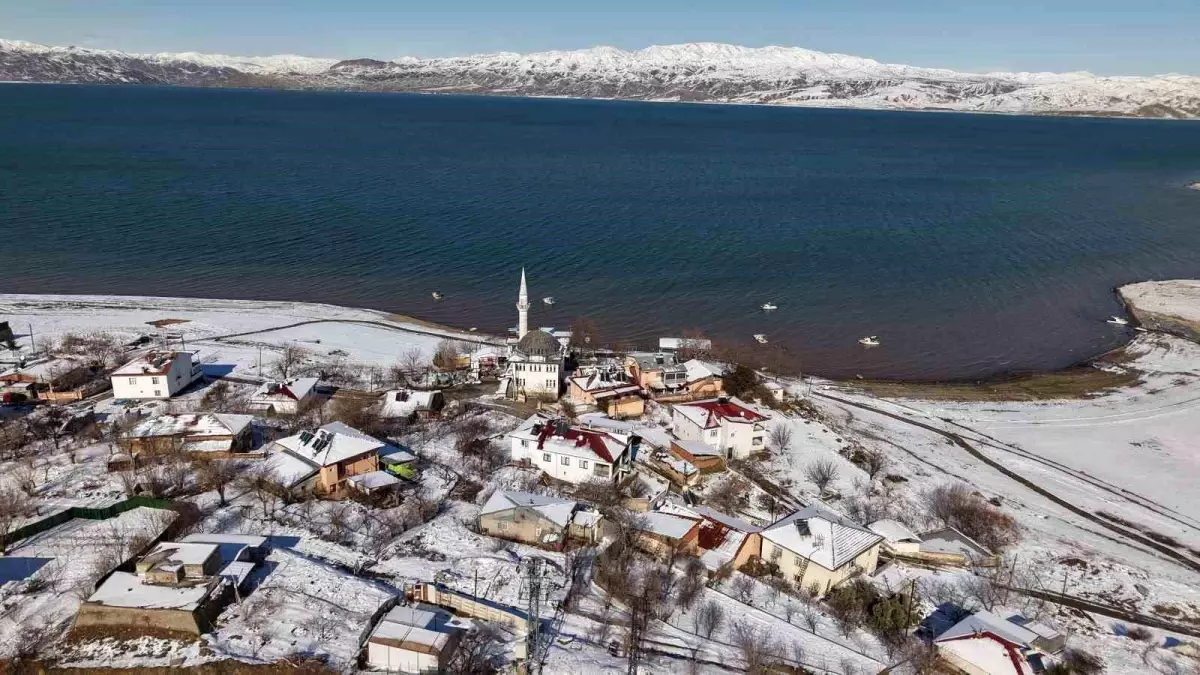 Mavinin ve beyazın buluştuğu köy, eşsiz manzaralar oluşturdu