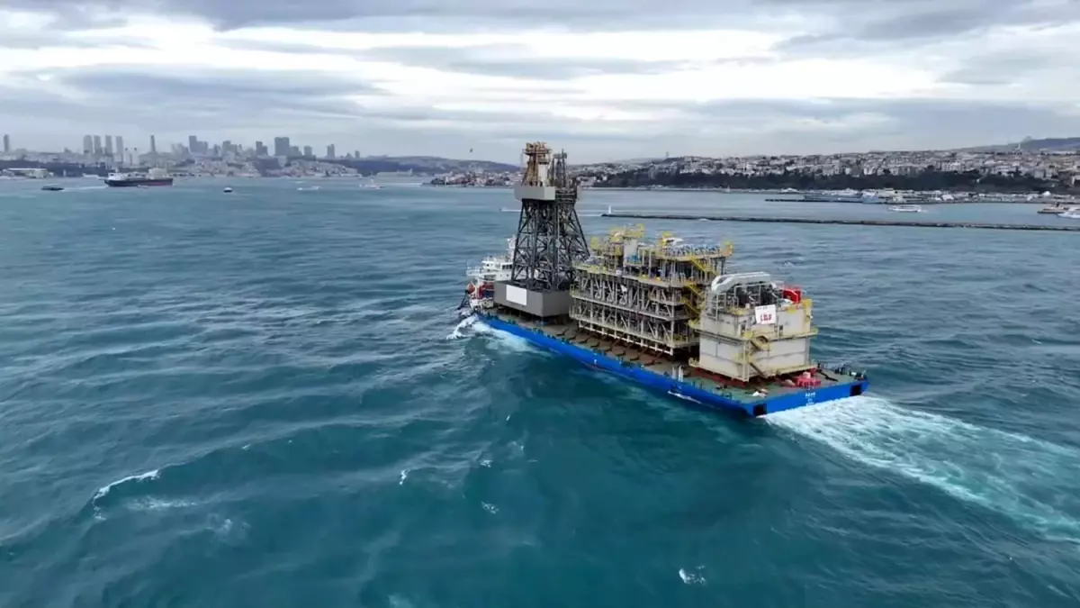 Osman Gazi yüzer üretim platformunun parçaları ile Yıldırım Sondaj Gemisi'nin kulesini taşıyan dev platfor...