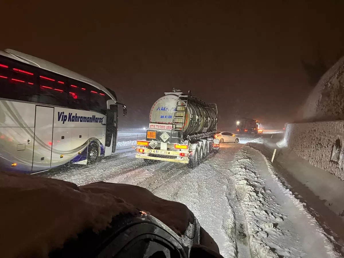 Osmaniye'de kar nedeniyle yolda mahsur kalanları İl Özel İdaresi ve itfaiye ekipleri kurtardı