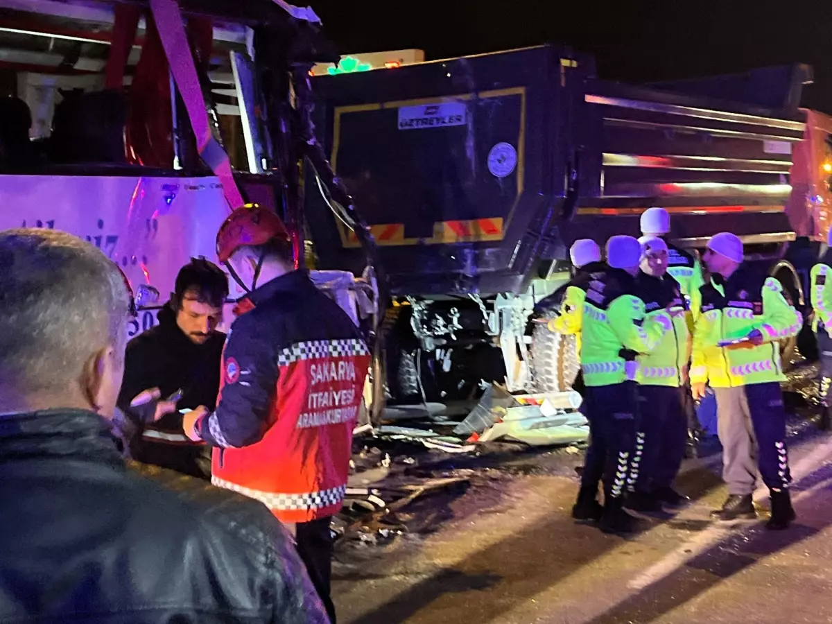 Sakarya'da 1'i yolcu otübüsü 4 aracın karıştığı zincirleme kaza: 1 ölü, 27 yaralı